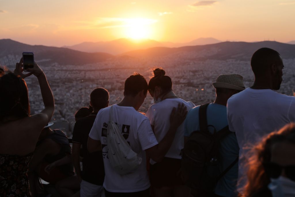 Κοροναϊός: Έρχεται καλοκαίρι με περισσότερες ελευθερίες – Πώς θα «σωθούν» οι φετινές διακοπές
