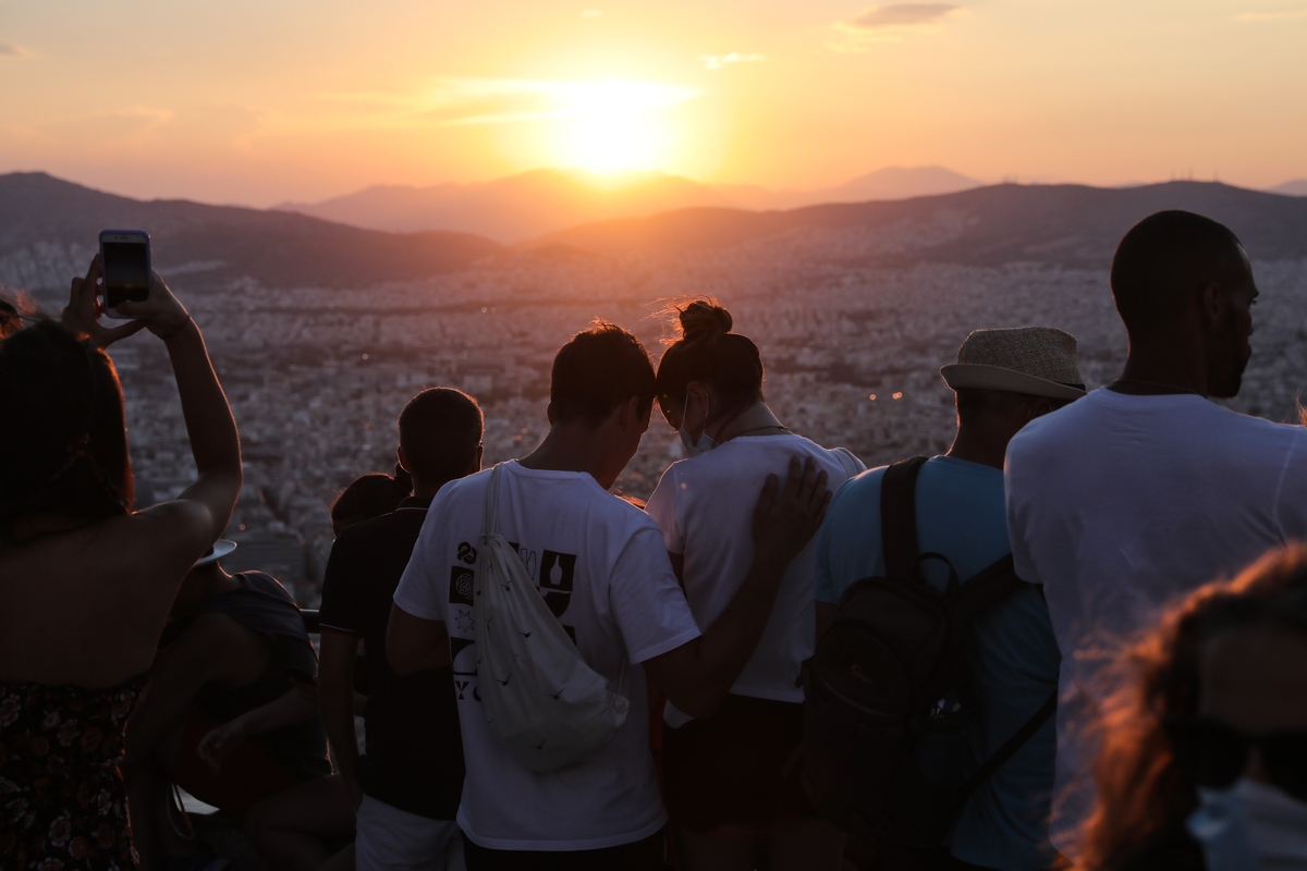 Κοροναϊός: Έρχεται καλοκαίρι με περισσότερες ελευθερίες - Πώς θα «σωθούν» οι φετινές διακοπές