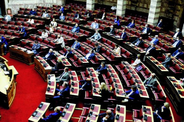 Κόντρα ΣΥΡΙΖΑ – Κουμουτσάκου για «ρουσφετολογικό» διορισμό στη Βουλή