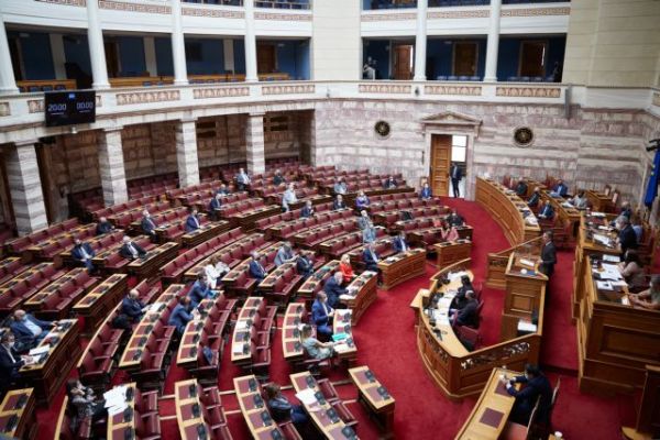 Κλιματικός νόμος: Σχέδιο για επενδύσεις 44 δισ. ως το 2030 – Διαβούλευση ζητούν τα κόμματα