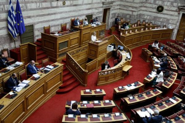 Συνεπιμέλεια: Βολές για το «εξίσου» στη γονική μέριμνα – Απαντήσεις Τσιάρα σε Γιαννάκου