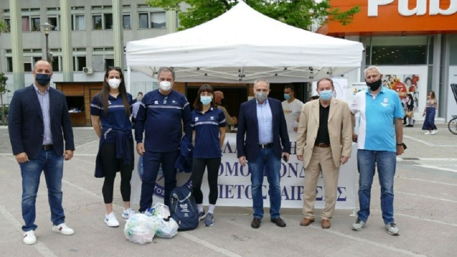 Η Εθνική Γυναικών παρέδωσε τρόφιμα στο κοινωνικό παντοπωλείο Λάρισας