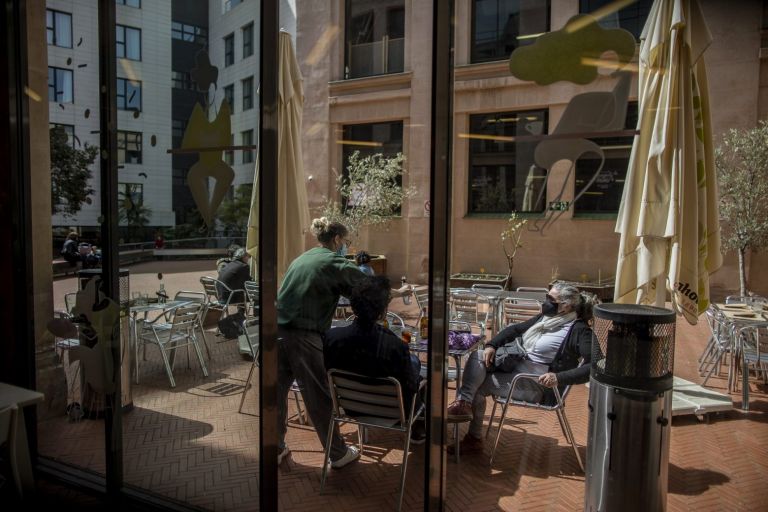 Eurostat: Με προσωρινή απασχόληση εργάζεται το 20,3% των πολιτών που γεννήθηκαν εκτός ΕΕ