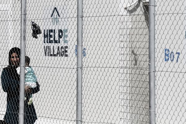 ΒΙΑΛ Χίου: Εξηγήσεις ζητάει το υπουργείο Μετανάστευσης για Σομαλή έγκυο που γέννησε έξω από τον καταυλισμό