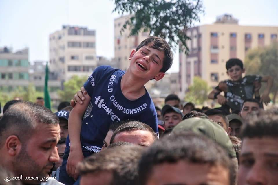 Λωρίδα της Γάζας: Βίντεο που «ραγίζει» καρδιές – Παιδί σπαράζει πάνω από τη σορό του πατέρα του