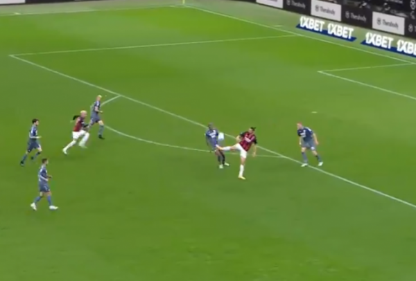 Μάτια στην πλάτη: Απίθανη πάσα του Ζλάταν με τακουνάκι