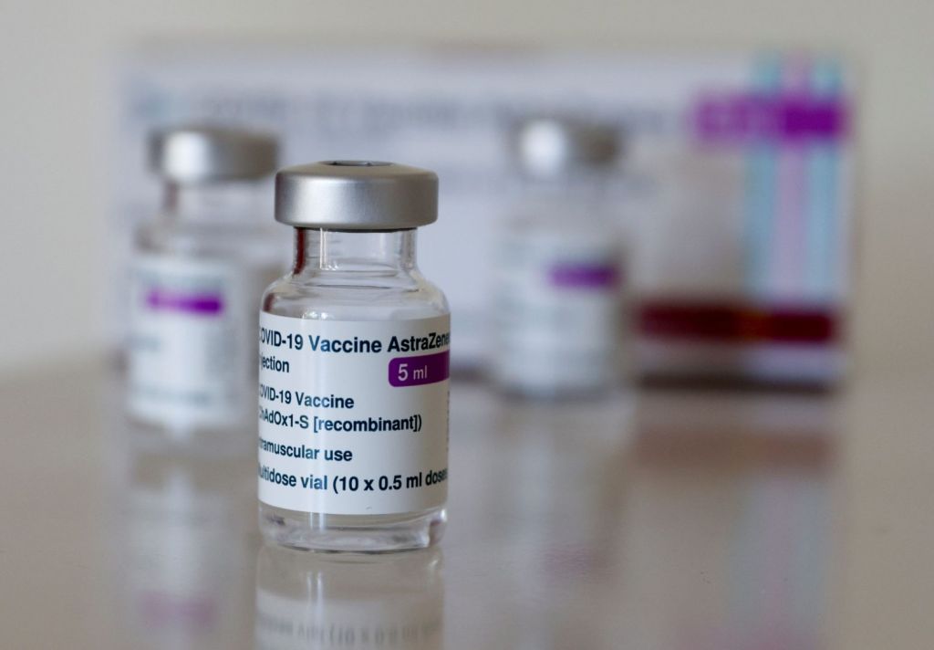AstraZeneca: Ποιοι δεν πρέπει να κάνουν β΄ δόση με αυτό το εμβόλιο – Τι προβλέπεται για τις γυναίκες έως 49 ετών