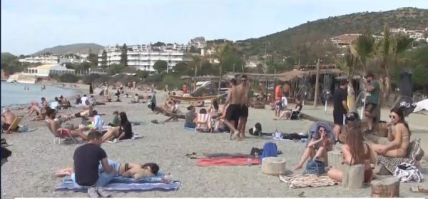 Γέμισαν με κόσμο οι παραλίες της Αττικής