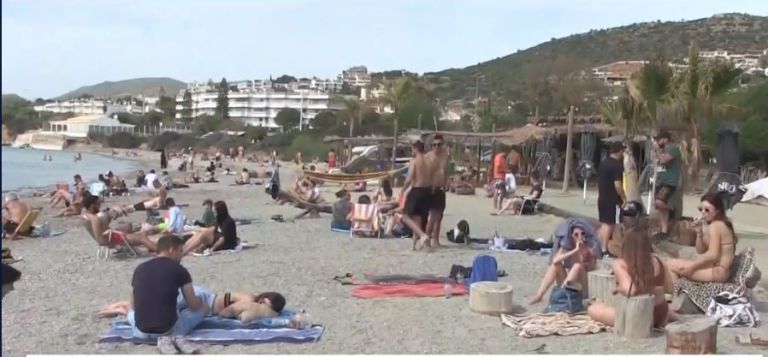 Γέμισαν με κόσμο οι παραλίες της Αττικής