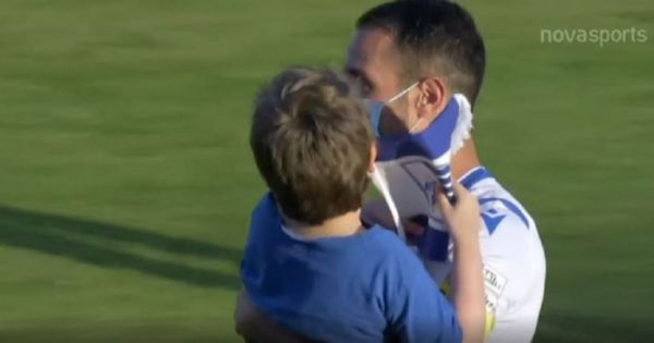 Λαμία-ΟΦΗ: Συγκίνηση με τον μικρό Αλέξανδρο (vid)