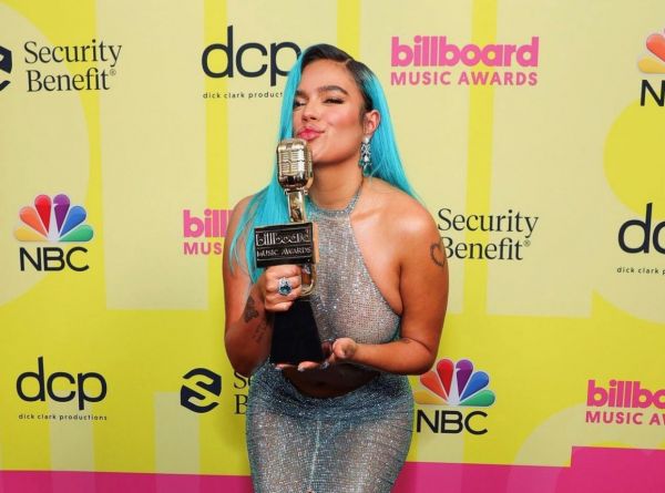 Karol G: Έλαμψε στα Billboard Awards με δημιουργία Celia Kritharioti