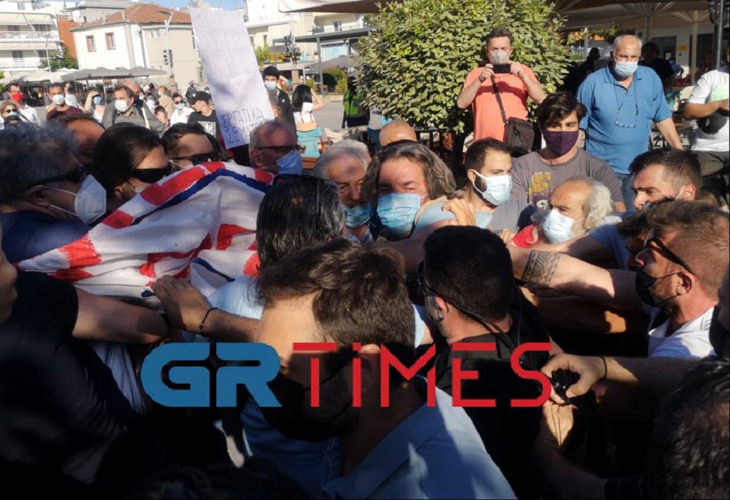 Θεσσαλονίκη: Παρέμβαση ΠΑΜΕ κατά την επίσκεψη Μητσοτάκη – Ένταση στην αποχώρηση του πρωθυπουργού