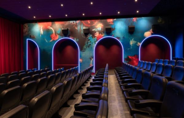 Εντυπωσιάζει η ανακαίνιση του ιστορικού κινηματογράφου Blauer Stern