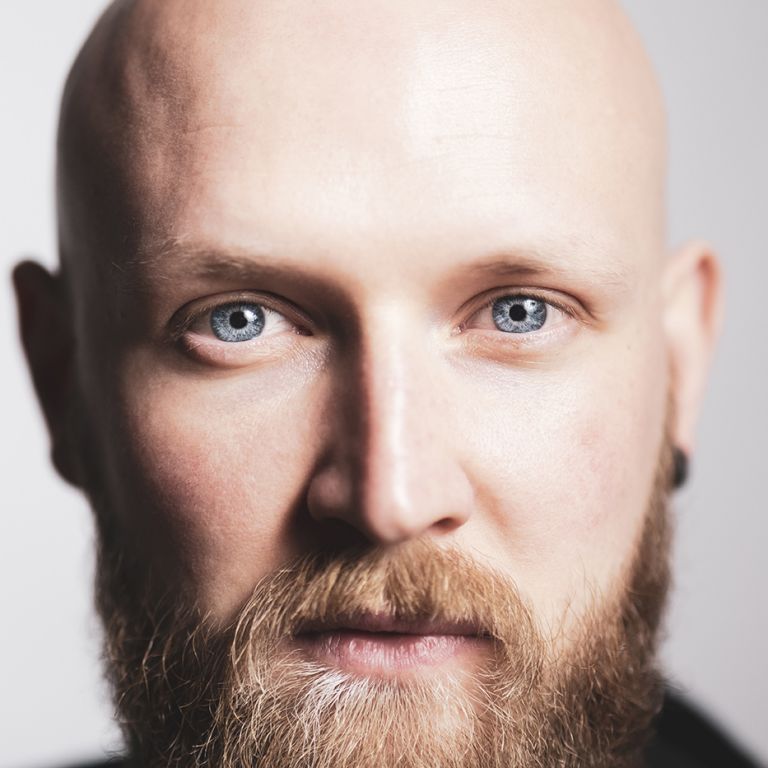 Ο Παναγιώτης Ωμέγα λέει την «Αλήθεια» και στη Νοηματική γλώσσα