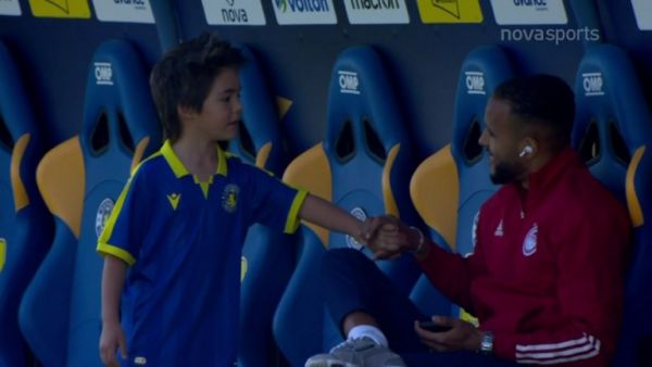 Η όμορφη στιγμή του Ελ Αραμπί με τον γιο του Μπαράλες πριν τη σέντρα στην Τρίπολη