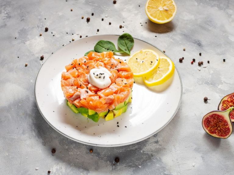 Δροσερό ταρτάρ σολομού με αβοκάντο