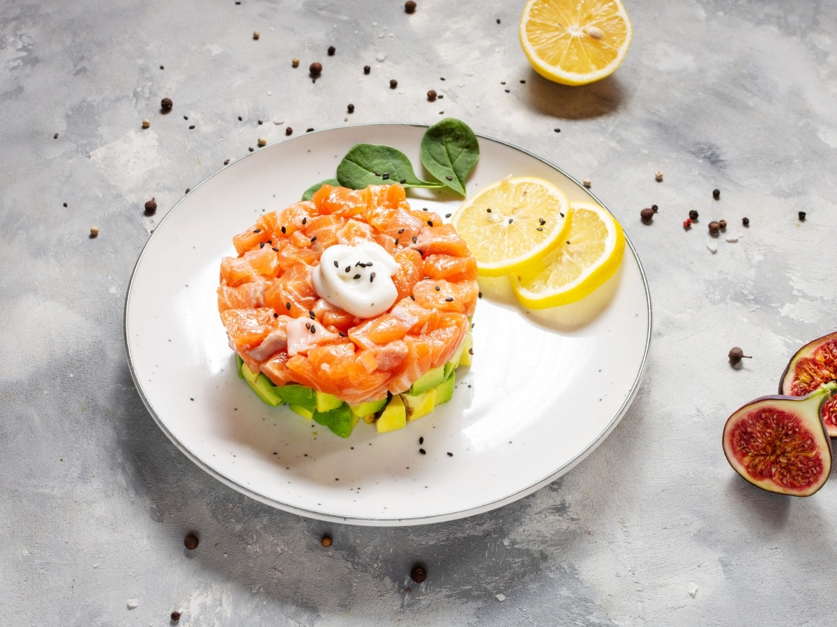 Δροσερό ταρτάρ σολομού με αβοκάντο