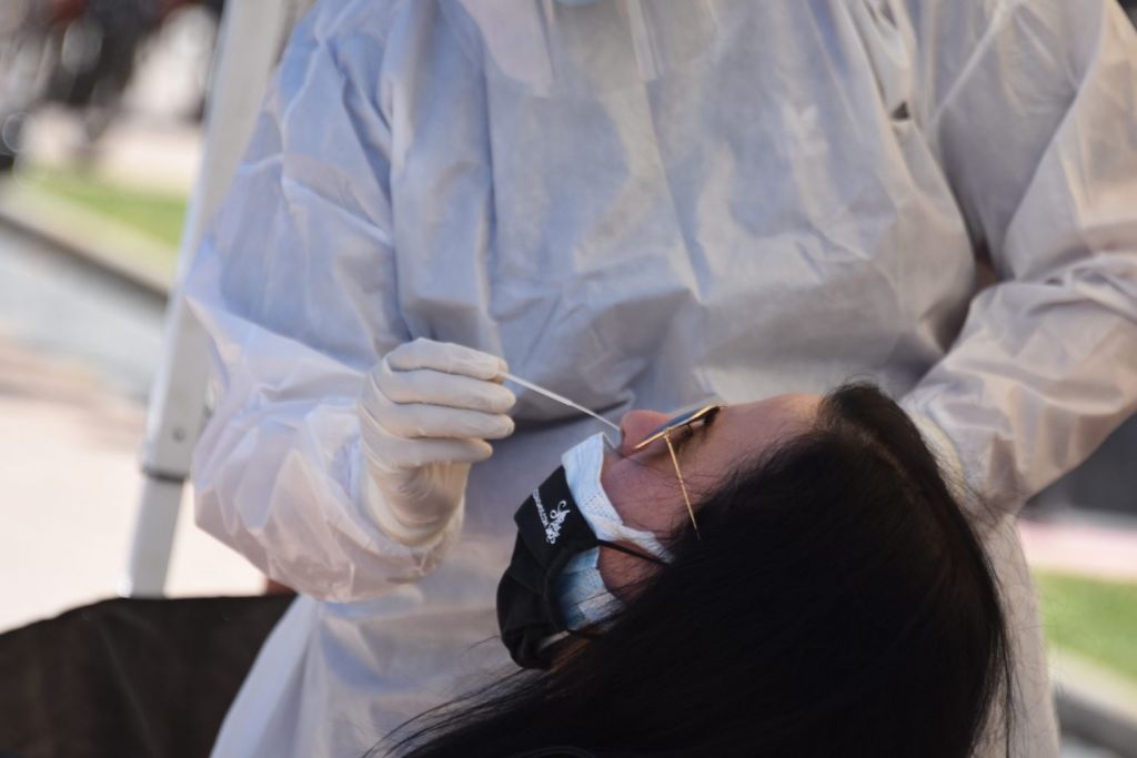 Κοροναϊός: Πόσα τεστ έγιναν σήμερα και πού βρίσκεται ο δείκτης θετικότητας