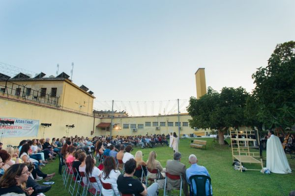 Φυλακές Κορυδαλλού: Ο Στρατής Πανούριος μιλά στο in.gr για το πώς είναι να διδάσκει Σαίξπηρ και Αισχύλο στους κρατούμενους