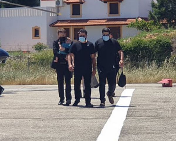 Γλυκά Νερά: Αβάσταχτος θρήνος για την Καρολάιν – Τραγική φιγούρα ο 32χρονος πιλότος με την κόρη του στην αγκαλιά