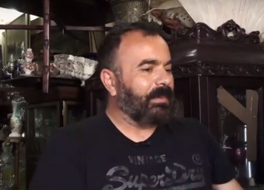 Βασίλης Καλλίδης: «Έφτιαξα ένα σπίτι από παρατημένα αντικείμενα»