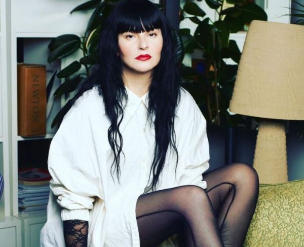 Ζενεβιέβ Μαζαρί: Εμβολιάστηκε λίγο πριν τα γυρίσματα του GNMT