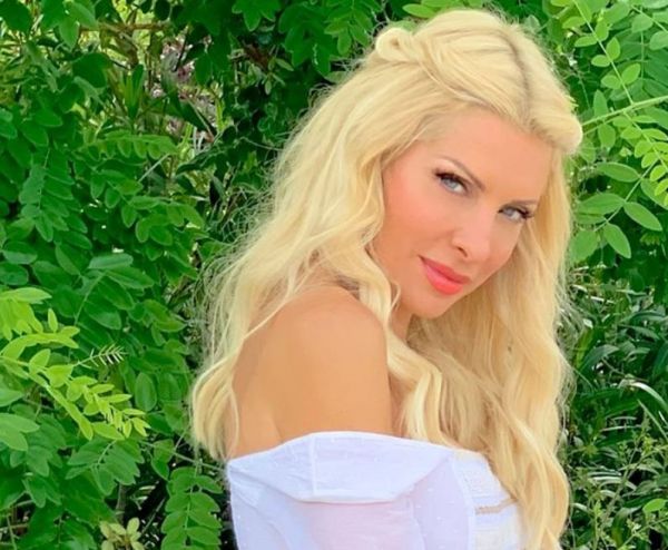 Ελένη Μενεγάκη: Σουβλίζει αρνί και μας εύχεται Χρόνια Πολλά!