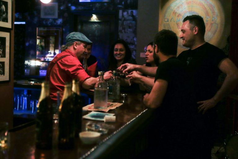 Χωρίς τραγούδια πανηγυρίζει η εστίαση την παράταση των ωρών κυκλοφορίας – Ρολά στις 00:30 μεν, ούτε νότα δε