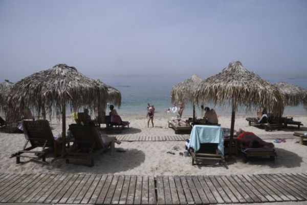 Οι παραλίες της Αττικής έτοιμες να υποδεχθούν τον κόσμο με ασφάλεια -Τι λένε οι δήμαρχοι