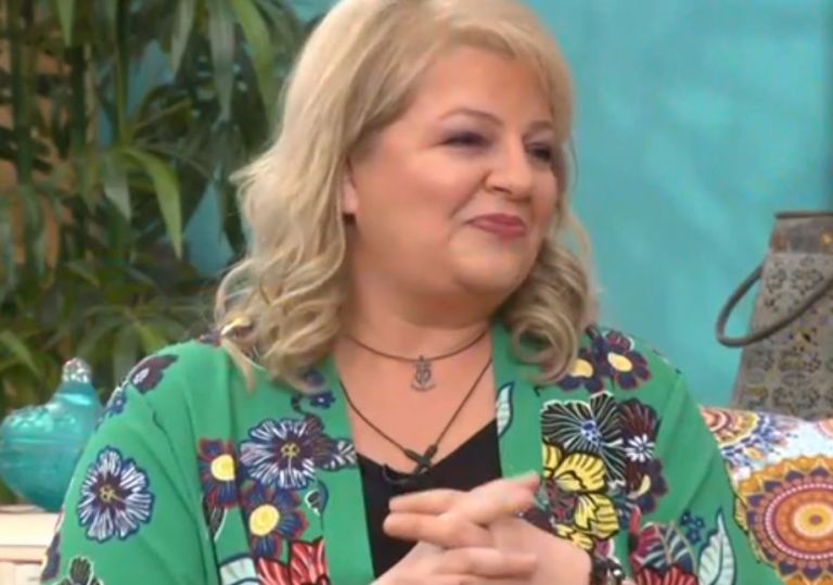 Φωτεινή Μπαξεβάνη: Μεταμορφώνεται στην «Κυρά της Ρω» – Η ιστορία της στο σανίδι