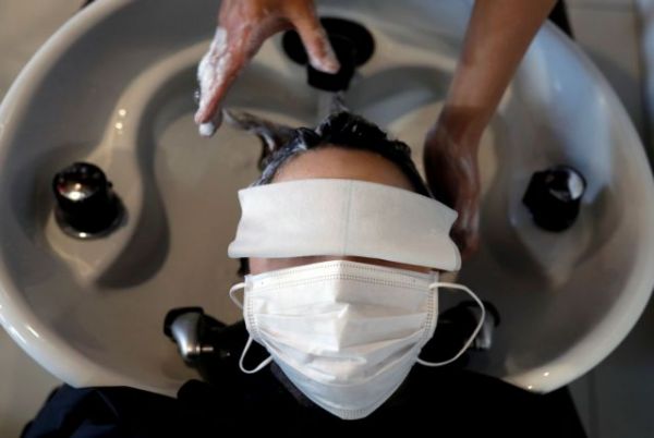 Ποιος θα το πίστευε: Αμερικανοί φοβούνται να βγάλουν τη μάσκα τους παρά τη χαλάρωση των μέτρων