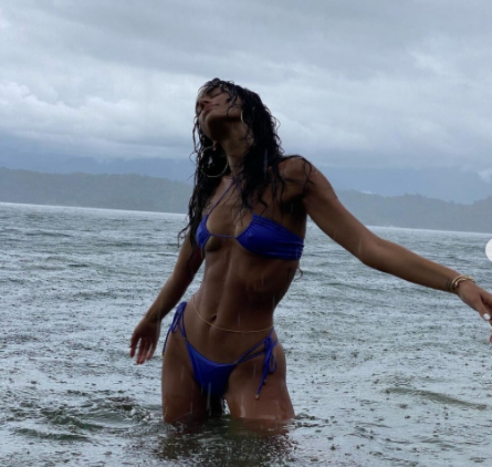 Η νέα τάση στη μόδα έχει φέρει τα πάνω – κάτω στα μπικίνι… κυριολεκτικά!