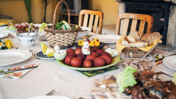 Κυριακή του Πάσχα: Τι ισχύει για μετακινήσεις και γιορτινό τραπέζι