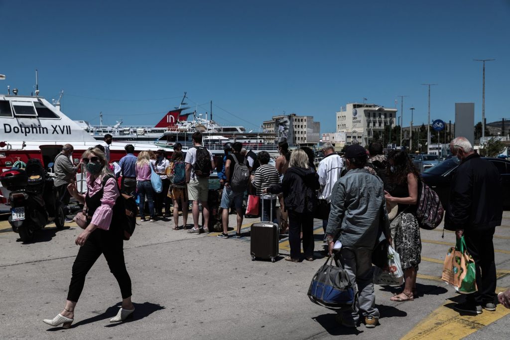 Όπου φύγει – φύγει οι Αθηναίοι σε λιμάνια και εθνικές οδούς με το τέλος του lockdown