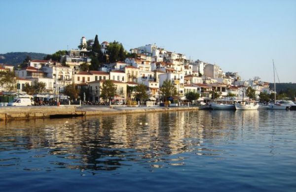 Σκιάθος: Έφθασαν από την Ρουμανία οι πρώτες πτήσεις – Υποδοχή εκατοντάδων τουριστών με όλα τα μέτρα ασφάλειας