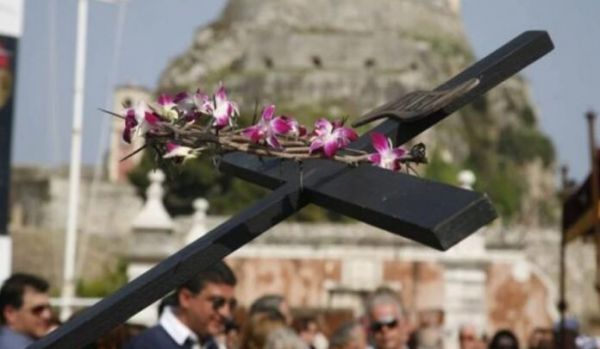 Επεισοδιακός επιτάφιος στην Ερέτρια: Άρπαξε τον σταυρό και ούρλιαζε “Εγώ δεν έκανα τίποτα!”