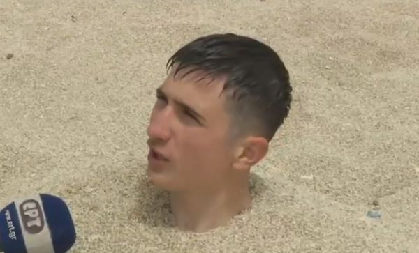 Το ρεπορτάζ παραλίας έχει νέο σταρ: Viral ο θαμμένος στην άμμο πιτσιρικάς