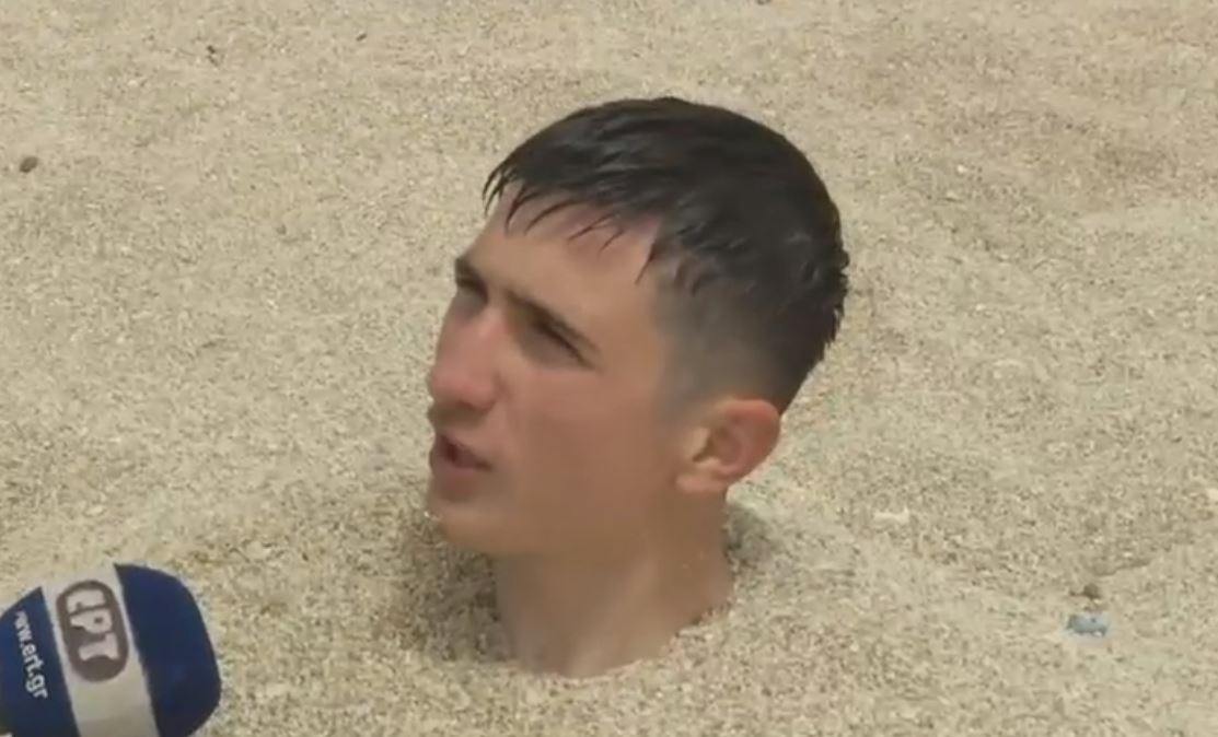 Το ρεπορτάζ παραλίας έχει νέο σταρ: Viral ο θαμμένος στην άμμο πιτσιρικάς
