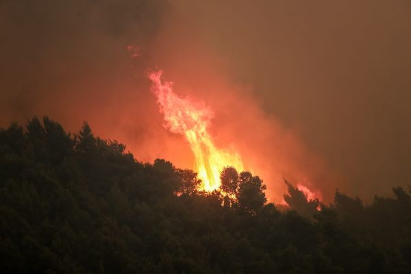 Δεύτερη νύχτα πύρινης κόλασης: Πολλά μέτωπα – Εκκενώνονται οικισμοί – Συναγερμός στα Μέγαρα