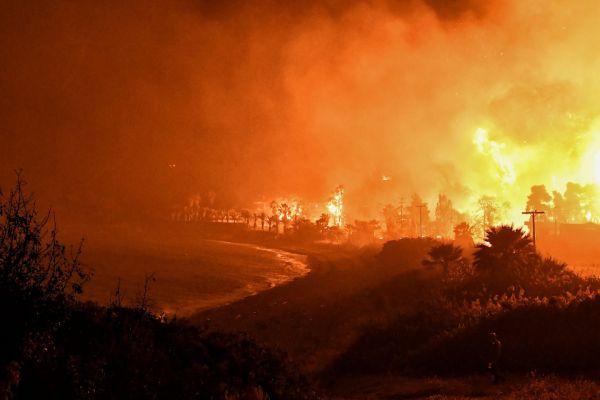 Μαίνεται ανεξέλεγκτη η φωτιά: Σε πύρινο κλοιό τα Μέγαρα – Θυελλώδεις άνεμοι και εκκενώσεις οικισμών
