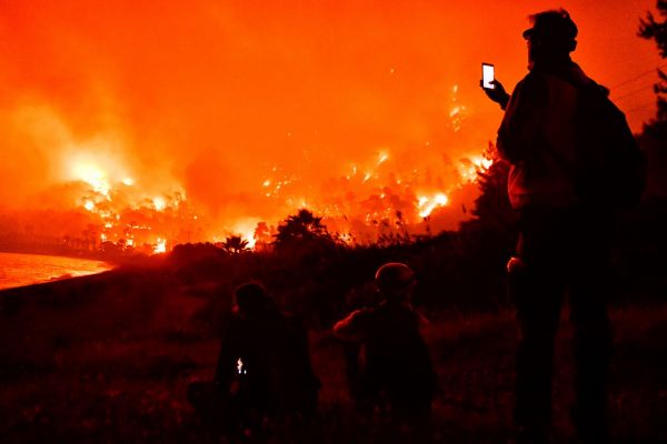 Φωτιά στην Κορινθία: Εικόνα σοκ με την πύρινη «λαίλαπα»