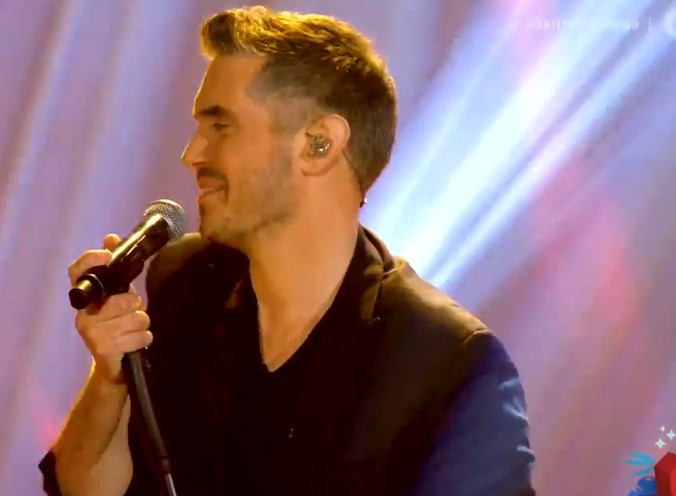 Ο δίσκος «Κρυφό φιλί» του Μιχάλη Χατζηγιάννη συνεχίζει να εντυπωσιάζει