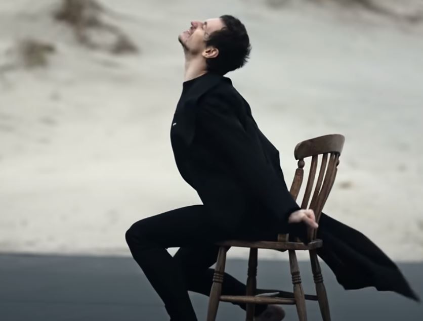 Ο Sergei Polunin μαγεύει χορεύοντας Depeche Mode