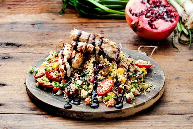 My Greece: Δέσποινα Βανδή και Έρρικα Πρεζεράκου μαγειρεύουν ταμπουλέ με κοτόπουλο