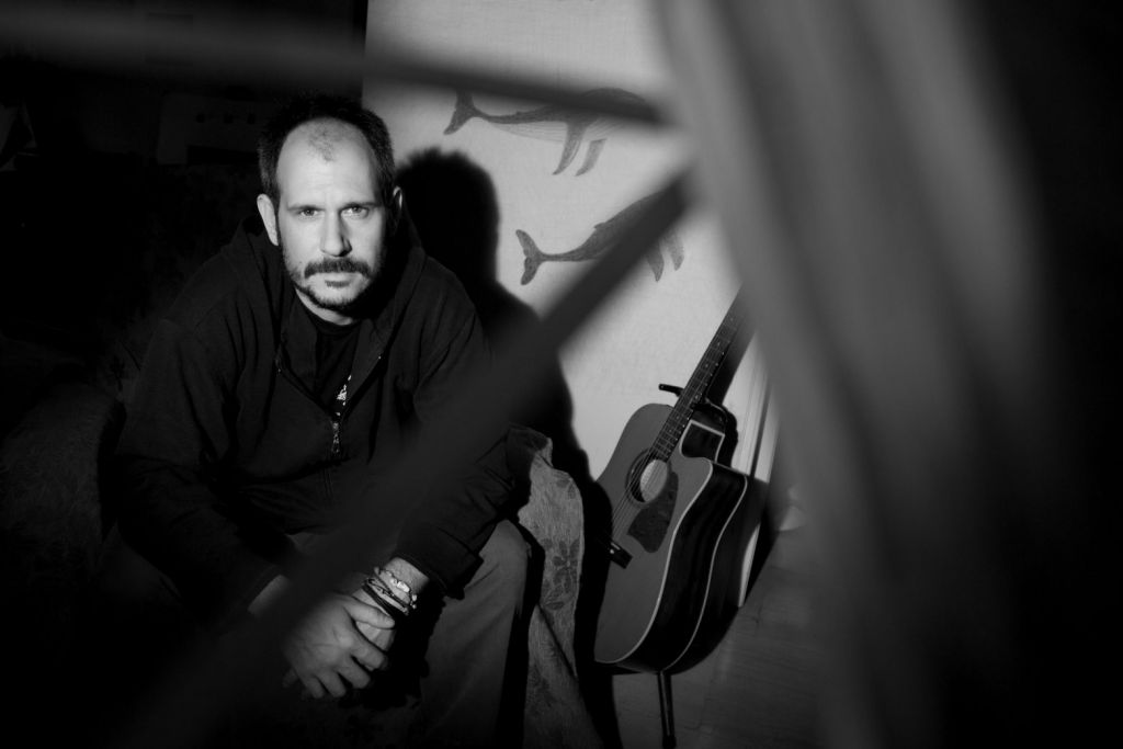 Ο Δημήτρης Φασουράκης μιλάει στο in.gr για την καινούργια του δουλειά «Παραποιητικά»