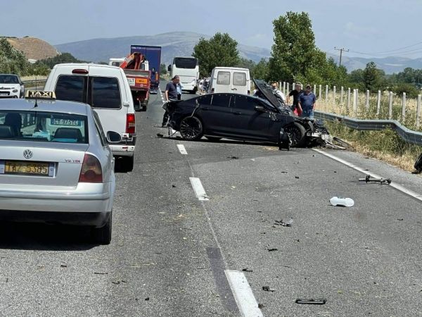 Απίστευτο τροχαίο: Το ΙΧ καταστράφηκε – Αλώβητος βγήκε ο οδηγός [εικόνες]