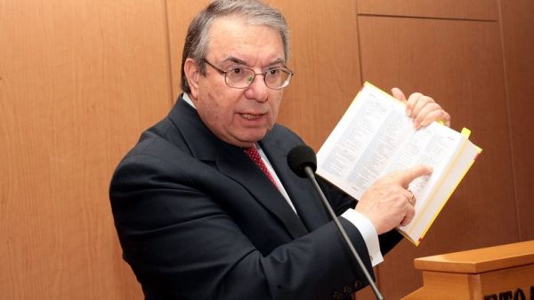 Ο Μπαμπινιώτης ξαναχτυπά: Βουλευτής ή βουλεύτρια είναι το σωστό;