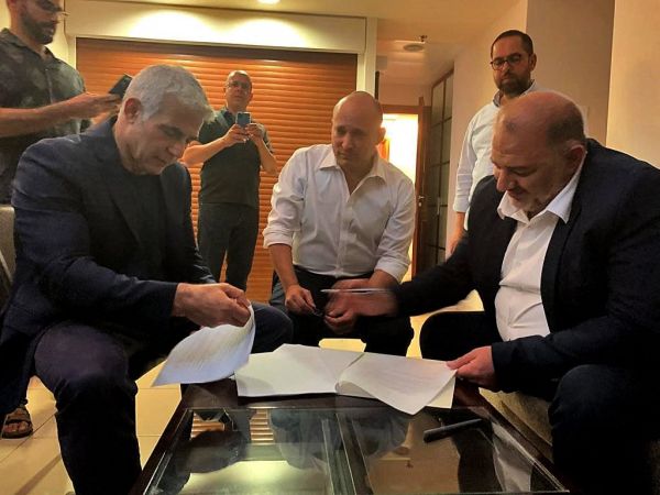 Νέα κυβέρνηση Ισραήλ: μια ετερόκλητη συμμαχία που θέλει το τέλος της εποχής Νετανιάχου