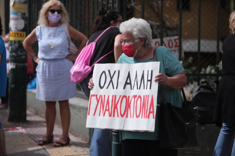 Γλυκά Νερά: «Όχι άλλη γυναικοκτονία» – Συγκέντρωση έξω από την Ευελπίδων για την Καρολάιν