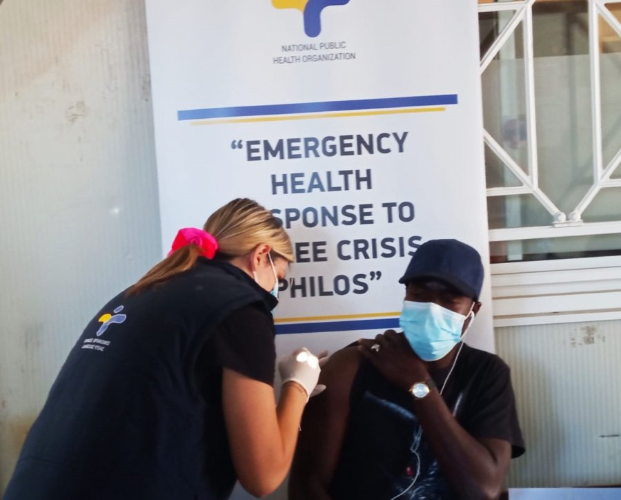 Κοροναϊός: Ξεκίνησε ο εμβολιασμός των αιτούντων άσυλο στα νησιά – Στη ΒΙΑΛ την Παρασκευή Μηταράκης και Αρκουμανέας